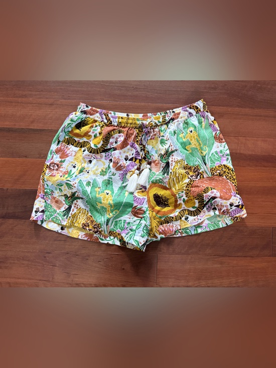 True Destinations Pants - Tropical Floral Print Elastic Waist Shorts - Multi